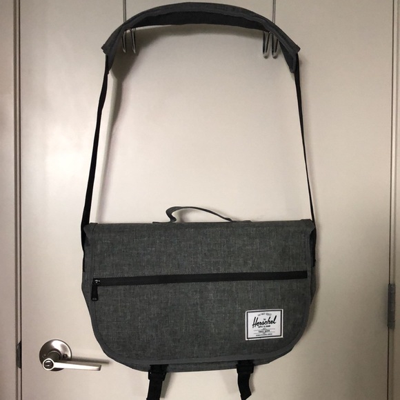 Herschel Supply Pop Quiz Messenger - Picture 3 of 11